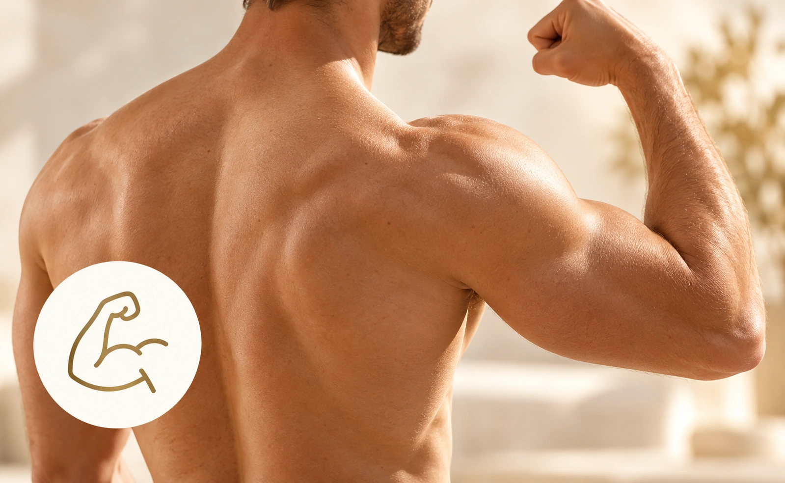 Hombre de espaldas flexionando el brazo, en referencia al funcionamiento normal de los músculos